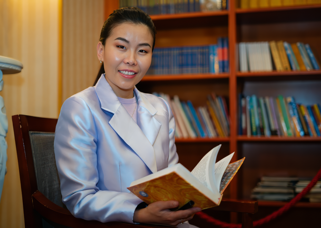 smiling-reading-book smiling-reading-book